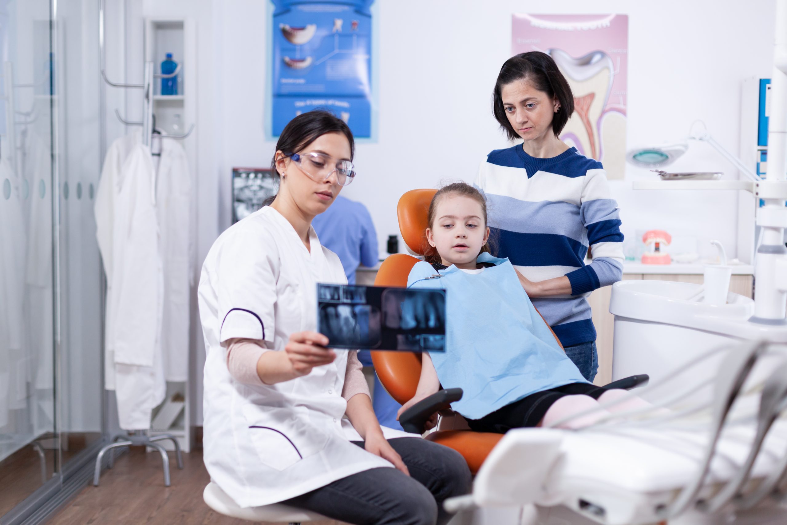 Image: Little girl and mom looking at xrays | Parent Resources